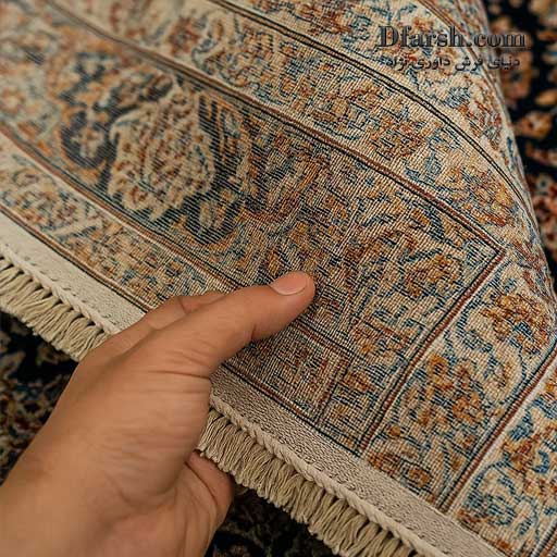 تصویر کلوزآپ و تخصصی از پشت یک فرش ماشینی باکیفیت، نشان‌دهنده لایه آهار و الیاف پشتی محکم که در دوام و جلوگیری از موج‌دار شدن فرش نقش دارد.