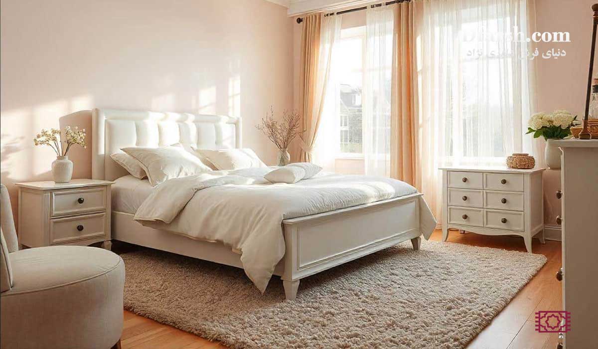 چیدمان فرش ۹ متری اکریلیک زیر تخت خواب (اتاق مستر) که دو سوم تخت و پاتختی‌ها را پوشانده و حس راحتی و گرما را فراهم می‌کند.