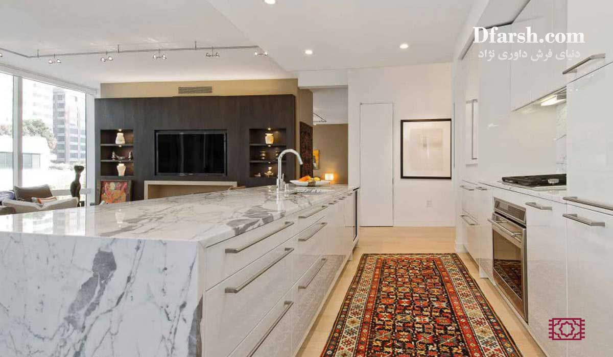 کناره (رانر) با طرح مدرن در راهرو یا جلوی کابینت&zwnh;های آشپزخانه، نشان&zwnh;دهنده ابعاد کوچک و مقاوم مناسب فضاهای پرتردد با قابلیت نظافت آسان.