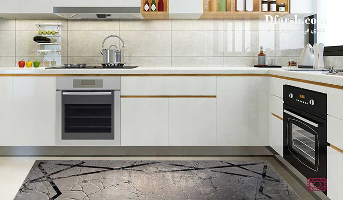 گلیم فرش آشپزخانه با طرح سنتی شلوغ و رنگ‌های تیره، مناسب برای استتار لکه و هماهنگی با دکوراسیون