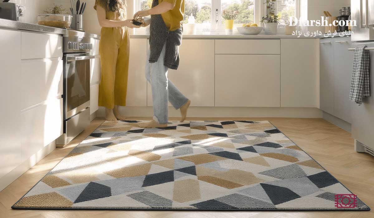 فرش آشپزخانه مدرن طوسی رنگ با طرح هندسی، ضدلک و ضدآب در محیط آشپزخانه شلوغ و پرتردد