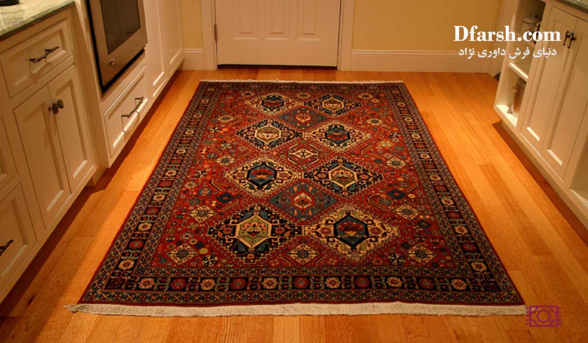 گلیم فرش آشپزخانه با طرح سنتی شلوغ و رنگ‌های تیره، مناسب برای استتار لکه و هماهنگی با دکوراسیون