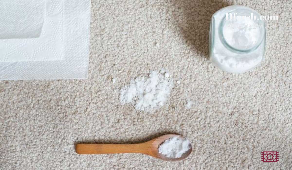روش خانگی و ایمن از بین بردن بوی بد فرش با پاشیدن جوش شیرین روی لکه-دی فرش