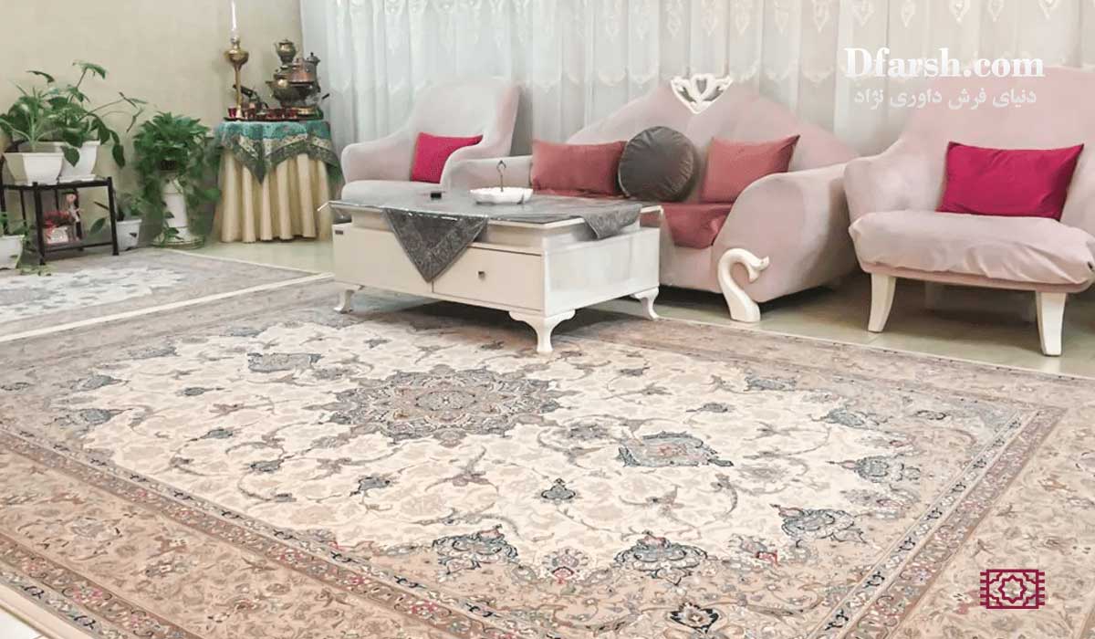 فرش ماشینی ترند ۱۴۰۴ با رنگ بژ خاکی و طوسی دودی در دکوراسیون نئوکلاسیک
