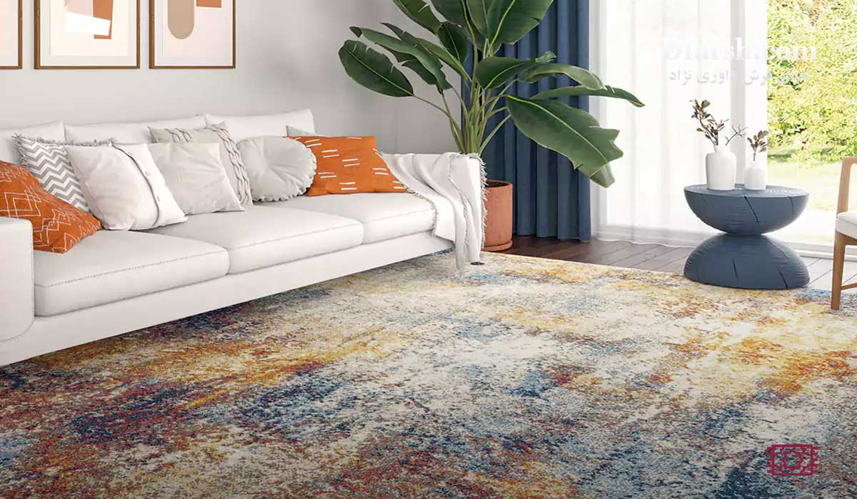 تاثیر فرش زمینه روشن (کرم و نقره&zwnj;ای) در بزرگ&zwnj;تر نشان دادن دکوراسیون پذیرایی کوچک و آپارتمانی